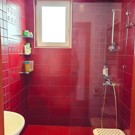 Hristy's 2 Bedroom Spacious Garage!!!